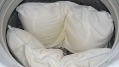 Kellastuminen katoaa: yksi ruokalusikallinen ja tyynyt ovat jälleen hohtavan valkoiset