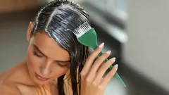 Selkeät rajat laikkujen sijaan: Näin valmistelet ihon ja hiukset oikein värjäystä varten