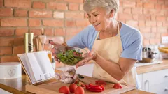 Askel kohti pitkäikäisyyttä: mistä 100-vuotiaiksi elävät ihmiset luopuvat ja mitä he syövät