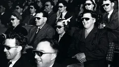 Ensimmäinen 3D-elokuva: milloin ihmiset näkivät kolmiulotteisen kuvan valkokankaalla?