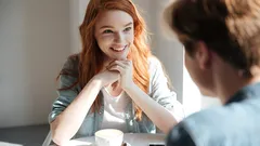 Itsevarmuus ja ääni: Psykologit kertovat piilotetusta äänensävystä, joka herättää luottamusta