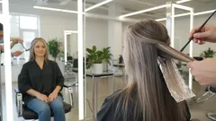 Miten peittää harmaat hiukset vahingoittamatta hiuksia? Yksinkertainen opas ja luonnolliset keinot