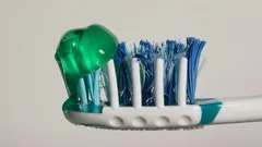 Eivät vain koristelua: mihin hammasharjojen värikkäitä harjaksia oikeasti tarvitaan?