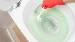 15 minuutissa wc-pönttö hohtavan puhtaaksi – lisää vain nämä kaksi ainesosaa pönttöön