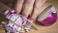 Näin poistat helposti sipulin hajun käsistä: kokki paljastaa 4 hyväksi todettua menetelmää