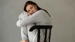 Miksi yksinäisyyden tunne voimistuu juhlapyhinä: psykologin vinkit sen selättämiseen