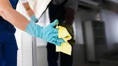 Tahrat eivät pilaa elokuvaa: asiantuntija nimesi parhaan keinon televisioruudun puhdistukseen