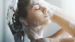 Muotoilu lähtee pesussa, mutta seuraukset jäävät: mitä hiuspohjaan kertyy kuukausien aikana?