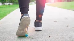 Näin paljon pitää kävellä päivässä, jotta vatsa olisi litteä – kokeneen valmentajan vastaus