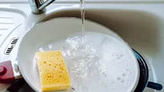 Olet varmasti pessyt kuuman paistinpannun kylmällä vedellä – siksi sitä ei kannata enää tehdä