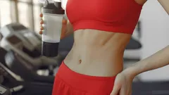 Litteä vatsa seisten: liikkeet, jotka toimivat paremmin kuin vatsarutistukset