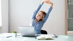 5 minuuttia, jotka virkistävät paremmin kuin tunti salilla – tehokas minitreeni istumatyötä tekeville