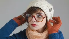 Helposti ja tyylikkäästi: näin pidät tiukankin pipon pilaamatta kampausta