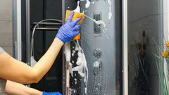 Suihkukaappi kuin uusi – ei raitoja eikä tahroja: Miten saat sen kerralla puhtaaksi?