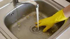 Vain yksi tabletti ja kiehuva vesi – tukos häviää heti: helppo kotikonsti