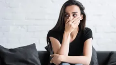 Miksi aivot takertuvat negatiivisiin ajatuksiin? Psykologi paljastaa 3 syytä