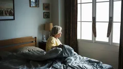 Aikainen herääminen yli 50-vuotiaana: Asiantuntijat kertovat, mitä tapahtuu ja miten unta voi parantaa