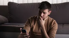 5 selvää merkkiä siitä, että joku salaa seuraa ja kontrolloi puhelintasi