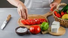 Miksi tomaatit kannattaa suolata vasta juuri ennen tarjoilua: sääntö, joka muuttaa salaatin maun