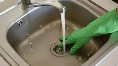 Yksi tabletti ja kuuma vesi – viemäritukos häviää kuin sitä ei olisi koskaan ollutkaan: putkimiehen vinkki