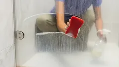 Hotellisiivoojien salaisuus, josta ei puhuta – suihkukaappi kiiltää kuin uusi