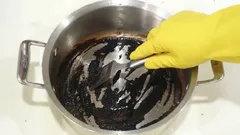 Näin puhdistat pohjaan palaneen kattilan 15 minuutissa – kaksi halpaa ainetta irrottaa pinttyneimmänkin lian