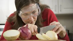 Miten pilkkoa sipuli ilman kyyneliä – tieteeseen, ei taikauskoihin, perustuva niksi