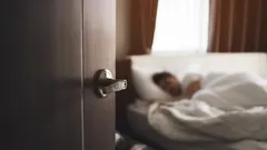 Makuuhuoneen ovi auki yöllä – psykologit selittävät, mitä se kertoo persoonastasi