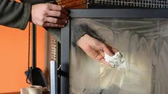 Sekoita tämä kotikonsti veteen ja pyyhi takka – noki irtoaa saman tien