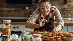 Mitä antaa lahjaksi ruoanlaitosta pitävälle: airfryer, monitoimikeitin vai tehosekoitin?