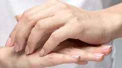 Kätesi ovat taas pehmeät ja sileät: Jo yksi yö tällä käsinaamiolla muuttaa ihosi.