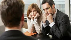 Katseen välttely keskustelun aikana: Psykologit kertovat, mitä se paljastaa ihmisestä