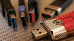 Mihin USB-liittimen neliönmuotoisia reikiä oikeasti tarvitaan? Ne eivät ole vain koristeena