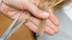 Hiukset pörrööntyvät, katkeilevat ja roikkuvat lättänästi? Nämä 5 kikkaa pelastavat ne ilman kampaajaa