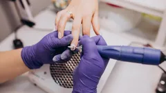 Kynnet ohenevat eivätkä pinnoitteen takia: suurin virhe geelikynsilakan poiston jälkeen