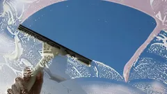 Paras tapa pestä ikkunat ilman raitoja: tarvitset vain yhden yllättävän ainesosan