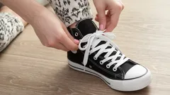 Riisutko kengät avaamatta nauhoja? Psykologit paljastavat, mitä se kertoo persoonastasi